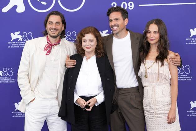 Foto IPP Daniele Cifala’ Venezia 05 09 2026 The Echo Chamber Photocall - The 83rd Venice International Film Festival nella foto : Luca Marinelli, Susan Sarandon, Andrea Pallaoro and Alicia Vikander Italy Photo Press - World Copyright The Echo Chamber Photocall - T