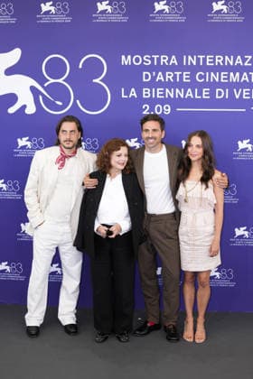 Foto IPP Daniele Cifala’ Venezia 05 09 2026 The Echo Chamber Photocall - The 83rd Venice International Film Festival nella foto : Luca Marinelli, Susan Sarandon, Andrea Pallaoro and Alicia Vikander Italy Photo Press - World Copyright The Echo Chamber Photocall - T