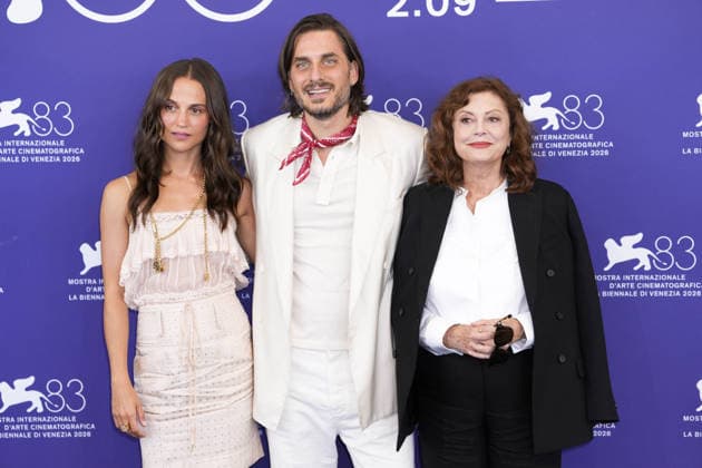 Foto IPP Daniele Cifala’ Venezia 05 09 2026 The Echo Chamber Photocall - The 83rd Venice International Film Festival nella foto : Alicia Vikander, Luca Marinelli and Susan Sarandon Italy Photo Press - World Copyright The Echo Chamber Photocall - T