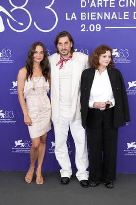 Foto IPP Daniele Cifala’ Venezia 05 09 2026 The Echo Chamber Photocall - The 83rd Venice International Film Festival nella foto : Alicia Vikander, Luca Marinelli and Susan Sarandon Italy Photo Press - World Copyright The Echo Chamber Photocall - T
