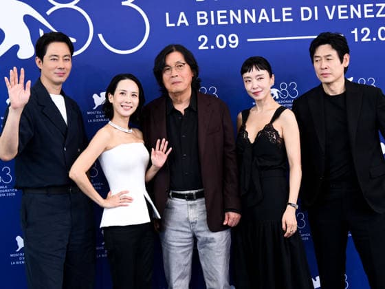 IPA88195679 - Venice, 83rd Venice International Film Festival 2026 - Day 5 - Photocall for the film Ga-neung-han Sa-rang (Possible Love). Pictured: Jo In-sung, Cho Yeo-jeong, Director Lee Chang-dong, Jeon Do-yeon, and Seol Kyeon  Copyright: xAlbertoxTerenghix xPoolxPhotoxEventsx08x 88195679