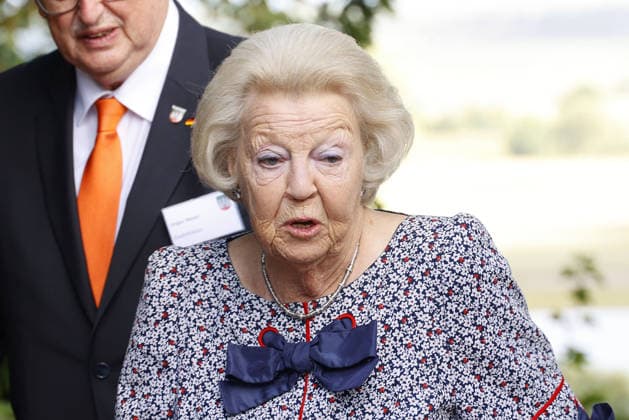 Prinzessin Beatrix von den den Niederlanden bei ihrem Besuch in der Geburtsstadt ihres verstorbenen Ehemannes Claus von Amsberg im niedersächssischen Htzacker am 6.09.2026 in Deutschland. Im Rahmen ihres Besuches stand eine Stadbesichtigung, Eintrag in das Goldene Buch und eine Königslinde Baumpflanzung in der Kleinstadt bei Hamburg auf dem Programm. Princess Beatrix of the Netherlands during her visit to Hitzacker, Lower Saxony- the birthplace of her late husband Claus von Amsberg- on September 6, 2026 in Germany. Her visit to the small town near Hamburg included a sightseeing tour, an entry in the Golden Book and the planting of a Royal Lime tree. Beatrix von den Niederlanden und ihre Soehne Koenig Willem-Alexander und Prinz Co