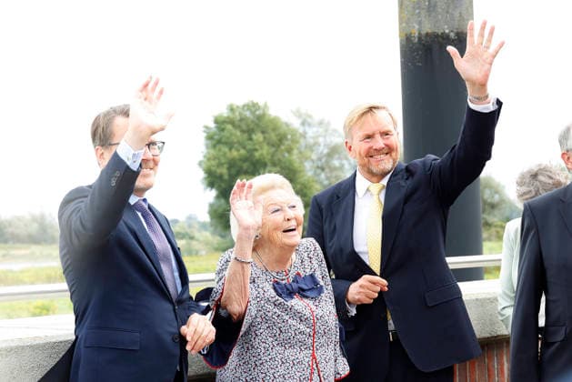 Prinzessin Beatrix von den den Niederlanden und ihre Soehne Koenig Willem-Alexander und Prinz Constantijn bei ihrem Besuch in der Geburtsstadt von Claus von Amsberg im niedersächssischen Htzacker am 6.09.2026 in Deutschland. Im Rahmen ihres Besuches stand eine Stadbesichtigung, Eintrag in das Goldene Buch und eine Königslinde Baumpflanzung in der Kleinstadt bei Hamburg auf dem Programm. Princess Beatrix of the Netherlands and her sons King Willem-Alexander and Prince Constantijn during their visit to Hitzacker, Lower Saxony- the birthplace of Prince Claus von Amsberg- on September 6, 2026 in Germany. Their visit to the small town near Hamburg included a sightseeing tour, an entry in the Golden Book and the planting of a Royal Li
