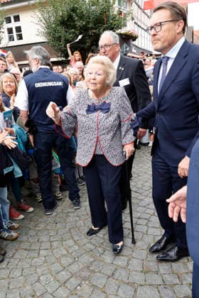 Prinzessin Beatrix von den den Niederlanden bei ihrem Besuch in der Geburtsstadt ihres verstorbenen Ehemannes Claus von Amsberg im niedersächssischen Htzacker am 6.09.2026 in Deutschland. Im Rahmen ihres Besuches stand eine Stadbesichtigung, Eintrag in das Goldene Buch und eine Königslinde Baumpflanzung in der Kleinstadt bei Hamburg auf dem Programm. Princess Beatrix of the Netherlands during her visit to Hitzacker, Lower Saxony- the birthplace of her late husband Claus von Amsberg- on September 6, 2026 in Germany. Her visit to the small town near Hamburg included a sightseeing tour, an entry in the Golden Book and the planting of a Royal Lime tree. Beatrix von den Niederlanden und ihre Soehne Koenig Willem-Alexander und Prinz Co