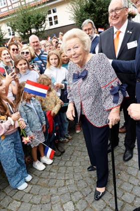 Prinzessin Beatrix von den den Niederlanden bei ihrem Besuch in der Geburtsstadt ihres verstorbenen Ehemannes Claus von Amsberg im niedersächssischen Htzacker am 6.09.2026 in Deutschland. Im Rahmen ihres Besuches stand eine Stadbesichtigung, Eintrag in das Goldene Buch und eine Königslinde Baumpflanzung in der Kleinstadt bei Hamburg auf dem Programm. Princess Beatrix of the Netherlands during her visit to Hitzacker, Lower Saxony- the birthplace of her late husband Claus von Amsberg- on September 6, 2026 in Germany. Her visit to the small town near Hamburg included a sightseeing tour, an entry in the Golden Book and the planting of a Royal Lime tree. Beatrix von den Niederlanden und ihre Soehne Koenig Willem-Alexander und Prinz Co