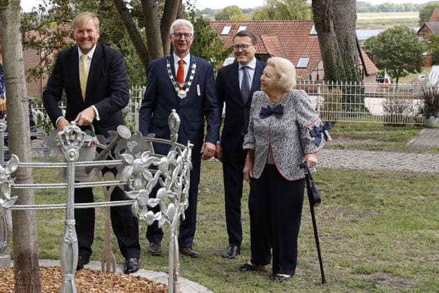 Prinzessin Beatrix von den den Niederlanden und ihre Soehne Koenig Willem-Alexander und Prinz Constantijn bei ihrem Besuch in der Geburtsstadt von Claus von Amsberg im niedersächssischen Htzacker am 6.09.2026 in Deutschland. Im Rahmen ihres Besuches stand eine Stadbesichtigung, Eintrag in das Goldene Buch und eine Königslinde Baumpflanzung in der Kleinstadt bei Hamburg auf dem Programm. Princess Beatrix of the Netherlands and her sons King Willem-Alexander and Prince Constantijn during their visit to Hitzacker, Lower Saxony- the birthplace of Prince Claus von Amsberg- on September 6, 2026 in Germany. Their visit to the small town near Hamburg included a sightseeing tour, an entry in the Golden Book and the planting of a Royal Li