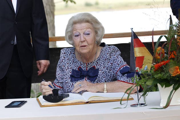 Prinzessin Beatrix von den den Niederlanden bei ihrem Besuch in der Geburtsstadt ihres verstorbenen Ehemannes Claus von Amsberg im niedersächssischen Htzacker am 6.09.2026 in Deutschland. Im Rahmen ihres Besuches stand eine Stadbesichtigung, Eintrag in das Goldene Buch und eine Königslinde Baumpflanzung in der Kleinstadt bei Hamburg auf dem Programm. Princess Beatrix of the Netherlands during her visit to Hitzacker, Lower Saxony- the birthplace of her late husband Claus von Amsberg- on September 6, 2026 in Germany. Her visit to the small town near Hamburg included a sightseeing tour, an entry in the Golden Book and the planting of a Royal Lime tree. Beatrix von den Niederlanden und ihre Soehne Koenig Willem-Alexander und Prinz Co