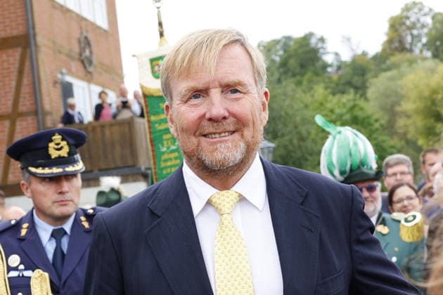 Koenig Willem-Alexander von den Niederlanden beim Besuch in der Geburtsstadt von seinem verstorbenen Vater Claus von Amsberg im niedersächssischen Htzacker am 6.09.2026 in Deutschland. Im Rahmen des Besuches stand eine Stadbesichtigung, Eintrag in das Goldene Buch und eine Königslinde Baumpflanzung in der Kleinstadt bei Hamburg auf dem Programm King Willem-Alexander of the Netherlands during the visit to Hitzacker, Lower Saxony- the birthplace of his deceased father Prince Claus von Amsberg- on September 6, 2026 in Germany. His visit to the small town near Hamburg included a sightseeing tour, an entry in the Golden Book and the planting of a Royal Lime tree. Beatrix von den Niederlanden und ihre Soehne Koenig Willem-Alexander u