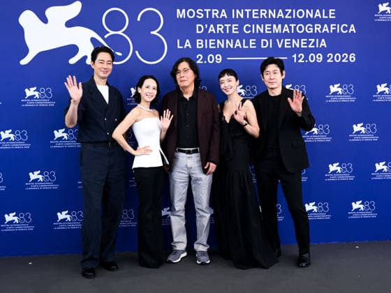 IPA88195677 - Venice, 83rd Venice International Film Festival 2026 - Day 5 - Photocall for the film Ga-neung-han Sa-rang (Possible Love) . Pictured: Jo In-sung, Cho Yeo-jeong, Director Lee Chang-dong, Jeon Do-yeon, and Seol Kyeon  Copyright: xAlbertoxTerenghix xPoolxPhotoxEventsx08x 88195677