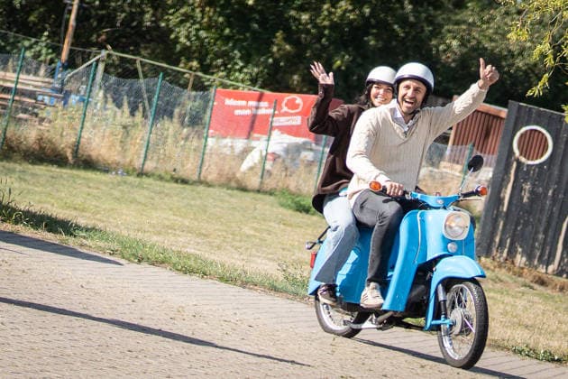 Der AfD-Spitzenkandidat Ulrich Siegmund gibt am Wahltag seine Stimme in der Förderschule Tangermünde ab, mit Ehefrau Julia auf einem Simson Schwalbe Moped bei ihrer Ankunft am Wahllokal;Stimmabgabe Spitzenkandidat der AfD Ulrich Siegmung in Tangermünde, Tangermünde Sachsen-Anhalt Deutschland Förderschule Tangermünde