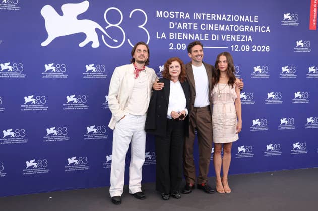 Luca Marinelli, Susan Sarandon, Andrea Pallaoro und Alicia Vikander beim Photocall zum Kinofilm The Echo Chamber auf der Biennale di Venezia 2026 83. Internationale Filmfestspiele von Venedig im Palazzo del Casino. Venedig, 06.09.2026