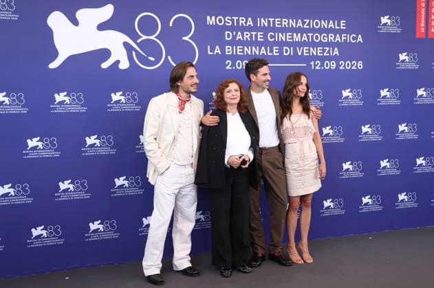 Luca Marinelli, Susan Sarandon, Andrea Pallaoro und Alicia Vikander beim Photocall zum Kinofilm The Echo Chamber auf der Biennale di Venezia 2026 83. Internationale Filmfestspiele von Venedig im Palazzo del Casino. Venedig, 06.09.2026