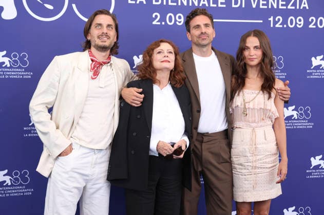 Luca Marinelli, Susan Sarandon, Andrea Pallaoro und Alicia Vikander beim Photocall zum Kinofilm The Echo Chamber auf der Biennale di Venezia 2026 83. Internationale Filmfestspiele von Venedig im Palazzo del Casino. Venedig, 06.09.2026