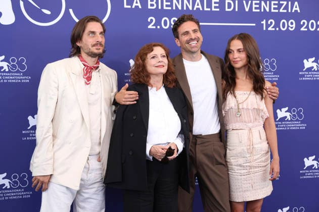 Luca Marinelli, Susan Sarandon, Andrea Pallaoro und Alicia Vikander beim Photocall zum Kinofilm The Echo Chamber auf der Biennale di Venezia 2026 83. Internationale Filmfestspiele von Venedig im Palazzo del Casino. Venedig, 06.09.2026