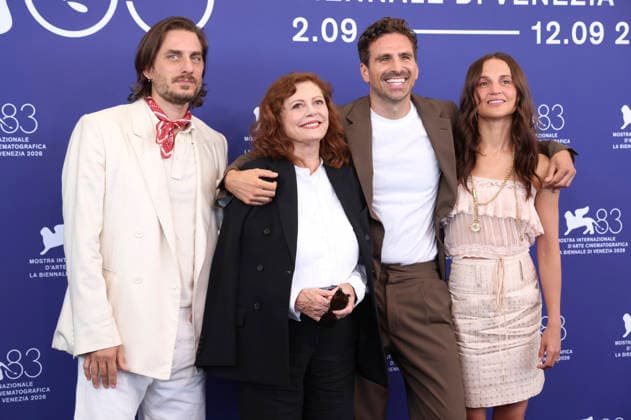 Luca Marinelli, Susan Sarandon, Andrea Pallaoro und Alicia Vikander beim Photocall zum Kinofilm The Echo Chamber auf der Biennale di Venezia 2026 83. Internationale Filmfestspiele von Venedig im Palazzo del Casino. Venedig, 06.09.2026