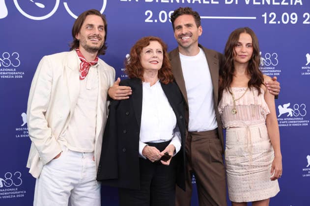 Luca Marinelli, Susan Sarandon, Andrea Pallaoro und Alicia Vikander beim Photocall zum Kinofilm The Echo Chamber auf der Biennale di Venezia 2026 83. Internationale Filmfestspiele von Venedig im Palazzo del Casino. Venedig, 06.09.2026