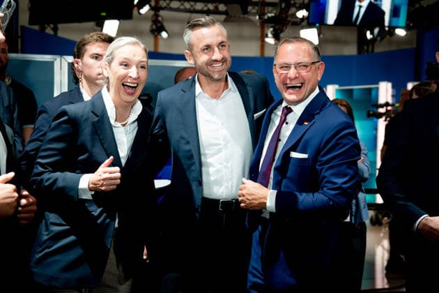 Wahl in Sachsen-Anhalt Alice Weidel, Vorsitzende der AfD gemeinsam mit Ulrich Siegmund Alternative fuer Deutschland (AfD) und Tino Chrupalla, Vorsitzender der AfD vor dem Fernsehr um 18 Uhr. Sie schauen sich gemeinsam die Prognose an und jubeln auf Grund des Ergebnisses fuer Sie bei der Landtagswahl in Sachsen-Anhalt in Magdeburg. , Magdeburg, 06.09.2026 Magdeburg Sachsen-Anhalt Deutschland