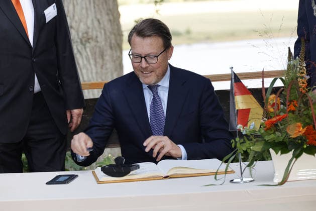 Prinz Constantijn von den Niederlanden beim Besuch in der Geburtsstadt von seinem verstorbenen Vater Claus von Amsberg im niedersächssischen Htzacker am 6.09.2026 in Deutschland. Im Rahmen des Besuches stand eine Stadbesichtigung, Eintrag in das Goldene Buch und eine Königslinde Baumpflanzung in der Kleinstadt bei Hamburg auf dem Programm Prince Constantijn of the Netherlands during the visit to Hitzacker, Lower Saxony- the birthplace of his deceased father Prince Claus von Amsberg- on September 6, 2026 in Germany. His visit to the small town near Hamburg included a sightseeing tour, an entry in the Golden Book and the planting of a Royal Lime tree. Beatrix von den Niederlanden und ihre Soehne Koenig Willem-Alexander und Prinz 