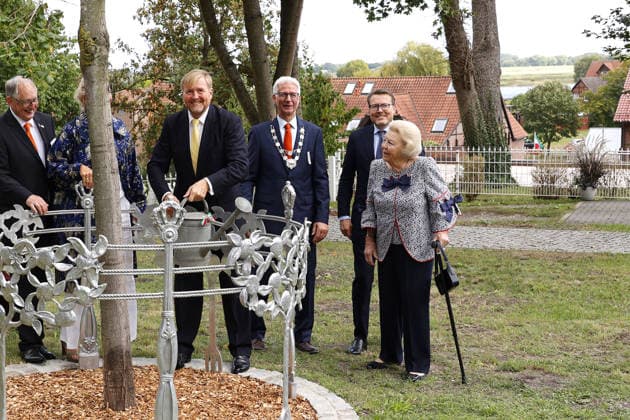 Prinzessin Beatrix von den den Niederlanden und ihre Soehne Koenig Willem-Alexander und Prinz Constantijn bei ihrem Besuch in der Geburtsstadt von Claus von Amsberg im niedersächssischen Htzacker am 6.09.2026 in Deutschland. Im Rahmen ihres Besuches stand eine Stadbesichtigung, Eintrag in das Goldene Buch und eine Königslinde Baumpflanzung in der Kleinstadt bei Hamburg auf dem Programm. Princess Beatrix of the Netherlands and her sons King Willem-Alexander and Prince Constantijn during their visit to Hitzacker, Lower Saxony- the birthplace of Prince Claus von Amsberg- on September 6, 2026 in Germany. Their visit to the small town near Hamburg included a sightseeing tour, an entry in the Golden Book and the planting of a Royal Li 