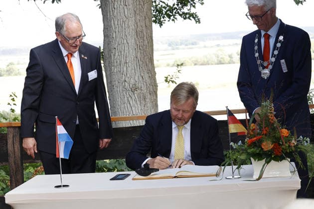 Koenig Willem-Alexander von den Niederlanden beim Besuch in der Geburtsstadt von seinem verstorbenen Vater Claus von Amsberg im niedersächssischen Htzacker am 6.09.2026 in Deutschland. Im Rahmen des Besuches stand eine Stadbesichtigung, Eintrag in das Goldene Buch und eine Königslinde Baumpflanzung in der Kleinstadt bei Hamburg auf dem Programm King Willem-Alexander of the Netherlands during the visit to Hitzacker, Lower Saxony- the birthplace of his deceased father Prince Claus von Amsberg- on September 6, 2026 in Germany. His visit to the small town near Hamburg included a sightseeing tour, an entry in the Golden Book and the planting of a Royal Lime tree. Beatrix von den Niederlanden und ihre Soehne Koenig Willem-Alexander u 