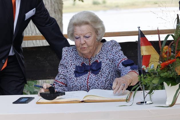 Prinzessin Beatrix von den den Niederlanden bei ihrem Besuch in der Geburtsstadt ihres verstorbenen Ehemannes Claus von Amsberg im niedersächssischen Htzacker am 6.09.2026 in Deutschland. Im Rahmen ihres Besuches stand eine Stadbesichtigung, Eintrag in das Goldene Buch und eine Königslinde Baumpflanzung in der Kleinstadt bei Hamburg auf dem Programm. Princess Beatrix of the Netherlands during her visit to Hitzacker, Lower Saxony- the birthplace of her late husband Claus von Amsberg- on September 6, 2026 in Germany. Her visit to the small town near Hamburg included a sightseeing tour, an entry in the Golden Book and the planting of a Royal Lime tree. Beatrix von den Niederlanden und ihre Soehne Koenig Willem-Alexander und Prinz Co 