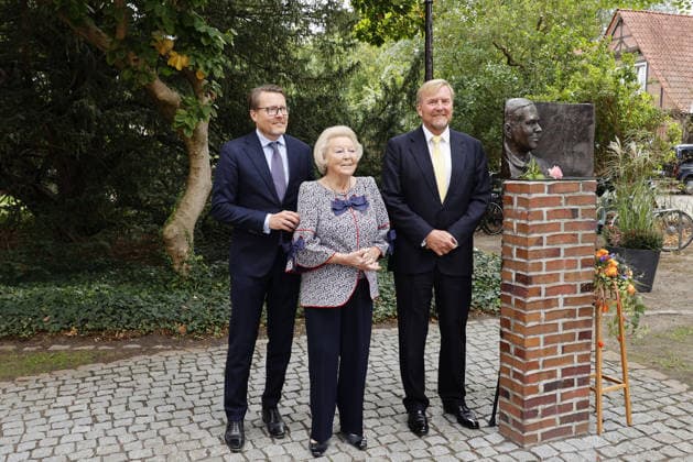 Prinzessin Beatrix von den den Niederlanden und ihre Soehne Koenig Willem-Alexander und Prinz Constantijn bei ihrem Besuch in der Geburtsstadt von Claus von Amsberg im niedersächssischen Htzacker am 6.09.2026 in Deutschland. Im Rahmen ihres Besuches stand eine Stadbesichtigung, Eintrag in das Goldene Buch und eine Königslinde Baumpflanzung in der Kleinstadt bei Hamburg auf dem Programm. Princess Beatrix of the Netherlands and her sons King Willem-Alexander and Prince Constantijn during their visit to Hitzacker, Lower Saxony- the birthplace of Prince Claus von Amsberg- on September 6, 2026 in Germany. Their visit to the small town near Hamburg included a sightseeing tour, an entry in the Golden Book and the planting of a Royal Li 