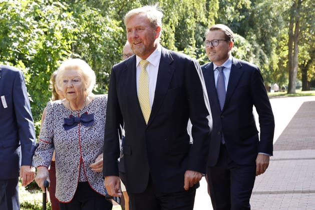 Prinzessin Beatrix von den den Niederlanden und ihre Soehne Koenig Willem-Alexander und Prinz Constantijn bei ihrem Besuch in der Geburtsstadt von Claus von Amsberg im niedersächssischen Htzacker am 6.09.2026 in Deutschland. Im Rahmen ihres Besuches stand eine Stadbesichtigung, Eintrag in das Goldene Buch und eine Königslinde Baumpflanzung in der Kleinstadt bei Hamburg auf dem Programm. Princess Beatrix of the Netherlands and her sons King Willem-Alexander and Prince Constantijn during their visit to Hitzacker, Lower Saxony- the birthplace of Prince Claus von Amsberg- on September 6, 2026 in Germany. Their visit to the small town near Hamburg included a sightseeing tour, an entry in the Golden Book and the planting of a Royal Li 