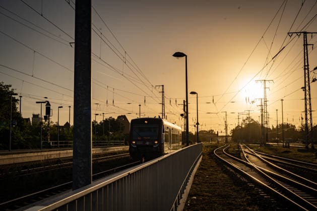Hauptbahnhof Stendal in Sachsen-Anhalt, Blick auf die Bahngleise vor dem Bahnhof, Blick auf die Nebenstrecke von Stendal nach Tangermünde, Gleis 8, Schienenbus HANS - Hanseatische Eisenbahn GmbH;Hauptbahnhof Stendal in Sachsen-Anhalt, Blick auf die Bahngleise vor dem Bahnhof, Stendal Sachsen-Anhalt Deutschland Hauptbahnhof