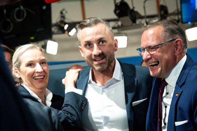 Wahl in Sachsen-Anhalt Alice Weidel, Vorsitzende der AfD gemeinsam mit Ulrich Siegmund Alternative für Deutschland (AfD) und Tino Chrupalla, Vorsitzender der AfD jubelnd bei Bekanntgabe der 18 Uhr Prognose, die sie sich gemeinsam in der Messehalle in Magdeburg angesehen haben. Impressionen von der Messehallte in Magdeburg von der Landtagswahl in Sachsen-Anhalt in Magdeburg, Magdeburg, 06.09.2026 Magdeburg Sachsen-Anhalt Deutschland