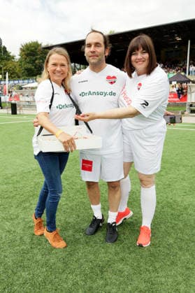 Nova Meierhenrich, Axel Bosse und Katharina Fegebank beim Benefiz-Fußballspiel Kicken mit Herz zu Gunsten der Kinderstation des UKE im Stadion Hoheluft. Hamburg, 06.09.2026