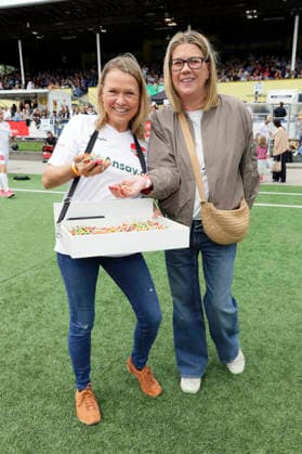 Nova Meierhenrich und Claudia Schulz beim Benefiz-Fußballspiel Kicken mit Herz zu Gunsten der Kinderstation des UKE im Stadion Hoheluft. Hamburg, 06.09.2026