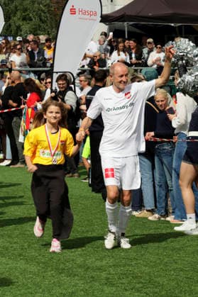 Peter Lohmeyer beim Benefiz-Fußballspiel Kicken mit Herz zu Gunsten der Kinderstation des UKE im Stadion Hoheluft. Hamburg, 06.09.2026