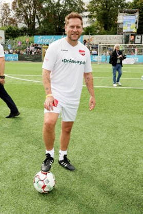 Johannes Oerding beim Benefiz-Fußballspiel Kicken mit Herz zu Gunsten der Kinderstation des UKE im Stadion Hoheluft. Hamburg, 06.09.2026