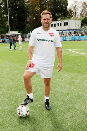 Johannes Oerding beim Benefiz-Fußballspiel Kicken mit Herz zu Gunsten der Kinderstation des UKE im Stadion Hoheluft. Hamburg, 06.09.2026