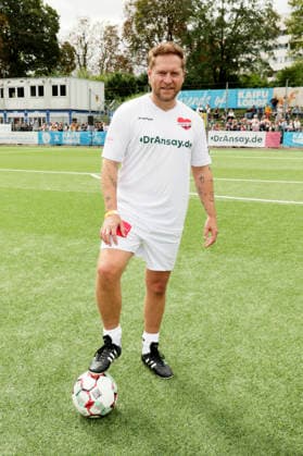 Johannes Oerding beim Benefiz-Fußballspiel Kicken mit Herz zu Gunsten der Kinderstation des UKE im Stadion Hoheluft. Hamburg, 06.09.2026