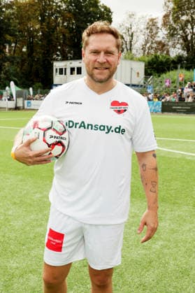 Johannes Oerding beim Benefiz-Fußballspiel Kicken mit Herz zu Gunsten der Kinderstation des UKE im Stadion Hoheluft. Hamburg, 06.09.2026