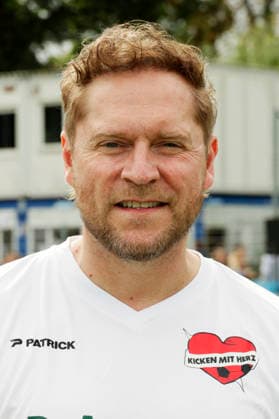 Johannes Oerding beim Benefiz-Fußballspiel Kicken mit Herz zu Gunsten der Kinderstation des UKE im Stadion Hoheluft. Hamburg, 06.09.2026