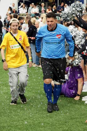 Tim Mälzer beim Benefiz-Fußballspiel Kicken mit Herz zu Gunsten der Kinderstation des UKE im Stadion Hoheluft. Hamburg, 06.09.2026