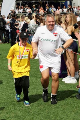Elton beim Benefiz-Fußballspiel Kicken mit Herz zu Gunsten der Kinderstation des UKE im Stadion Hoheluft. Hamburg, 06.09.2026