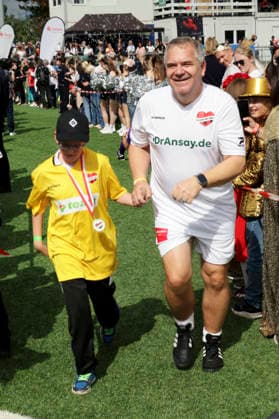 Elton beim Benefiz-Fußballspiel Kicken mit Herz zu Gunsten der Kinderstation des UKE im Stadion Hoheluft. Hamburg, 06.09.2026