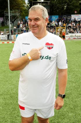 Elton beim Benefiz-Fußballspiel Kicken mit Herz zu Gunsten der Kinderstation des UKE im Stadion Hoheluft. Hamburg, 06.09.2026