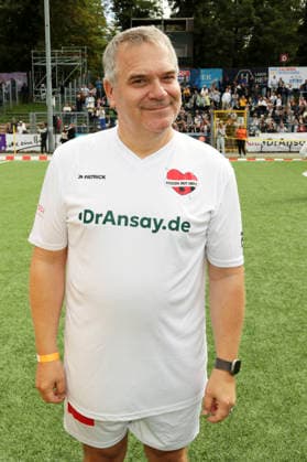 Elton beim Benefiz-Fußballspiel Kicken mit Herz zu Gunsten der Kinderstation des UKE im Stadion Hoheluft. Hamburg, 06.09.2026