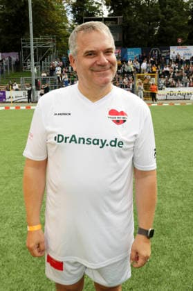 Elton beim Benefiz-Fußballspiel Kicken mit Herz zu Gunsten der Kinderstation des UKE im Stadion Hoheluft. Hamburg, 06.09.2026