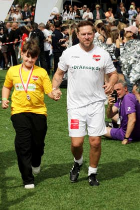Johannes Oerding beim Benefiz-Fußballspiel Kicken mit Herz zu Gunsten der Kinderstation des UKE im Stadion Hoheluft. Hamburg, 06.09.2026