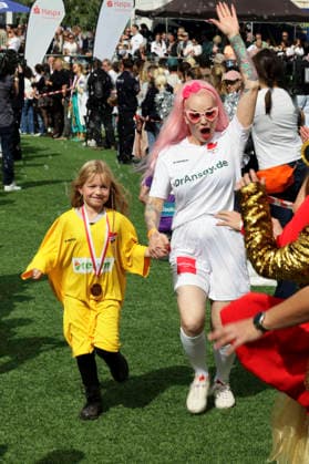 Belle La Donna beim Benefiz-Fußballspiel Kicken mit Herz zu Gunsten der Kinderstation des UKE im Stadion Hoheluft. Hamburg, 06.09.2026