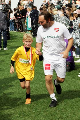 Axel Bosse beim Benefiz-Fußballspiel Kicken mit Herz zu Gunsten der Kinderstation des UKE im Stadion Hoheluft. Hamburg, 06.09.2026
