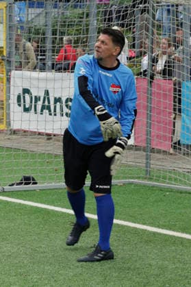 Tim Mälzer beim Benefiz-Fußballspiel Kicken mit Herz zu Gunsten der Kinderstation des UKE im Stadion Hoheluft. Hamburg, 06.09.2026