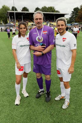 Lilli Hollunder, Tom Mir und Kostja Ullmann beim Benefiz-Fußballspiel Kicken mit Herz zu Gunsten der Kinderstation des UKE im Stadion Hoheluft. Hamburg, 06.09.2026