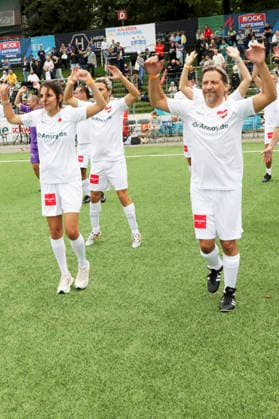 Lilli Hollunder, Kostja Ullmann und Patrick Bach beim Benefiz-Fußballspiel Kicken mit Herz zu Gunsten der Kinderstation des UKE im Stadion Hoheluft. Hamburg, 06.09.2026