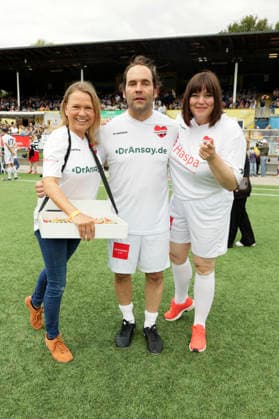 Nova Meierhenrich, Axel Bosse und Katharina Fegebank beim Benefiz-Fußballspiel Kicken mit Herz zu Gunsten der Kinderstation des UKE im Stadion Hoheluft. Hamburg, 06.09.2026